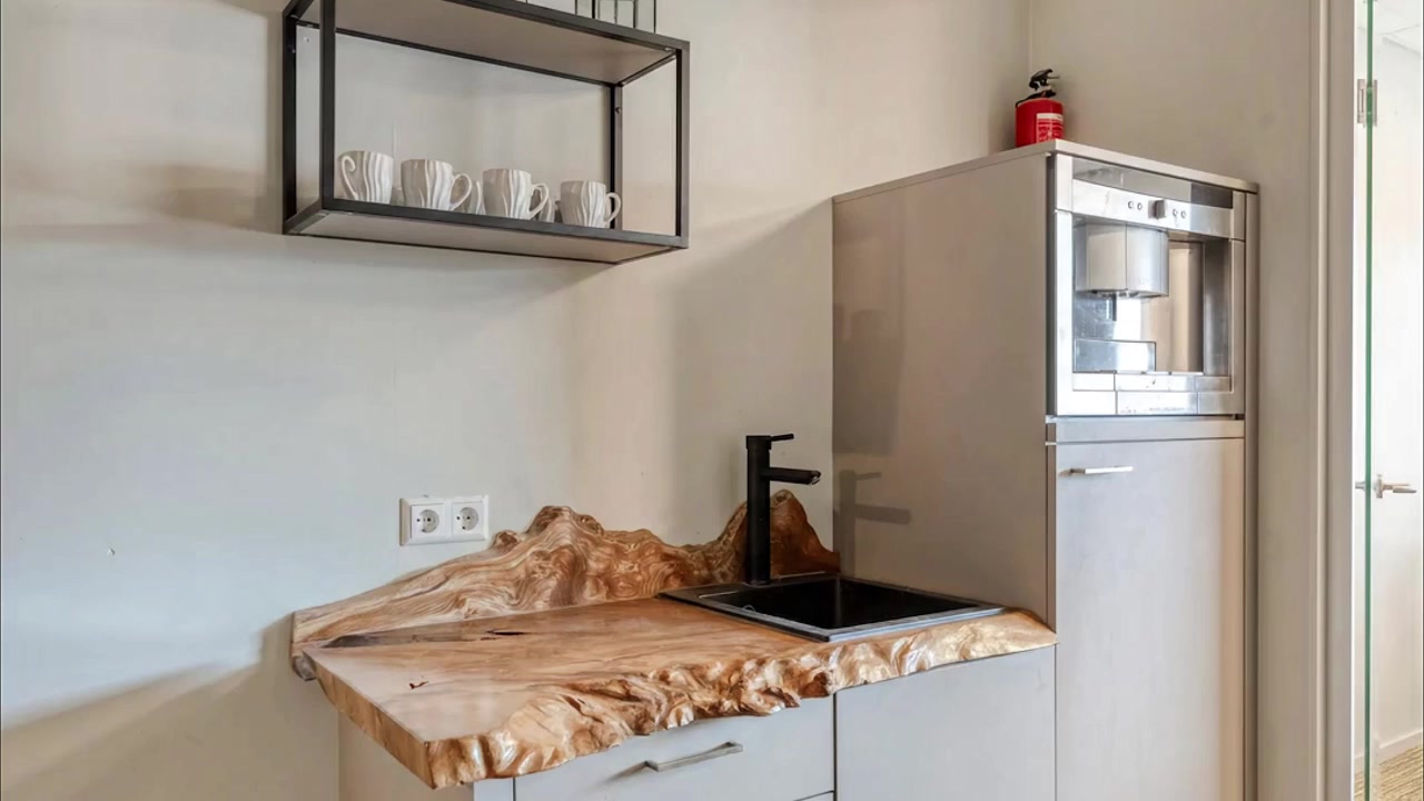 Pantry met houten werkblad en zwarte kraan